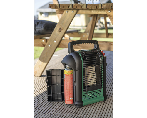 Draagbare gaskachel met gaspatroon naast een houten tafel