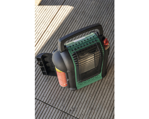 Groen-zwarte draagbare gasverwarmer op houten ondergrond