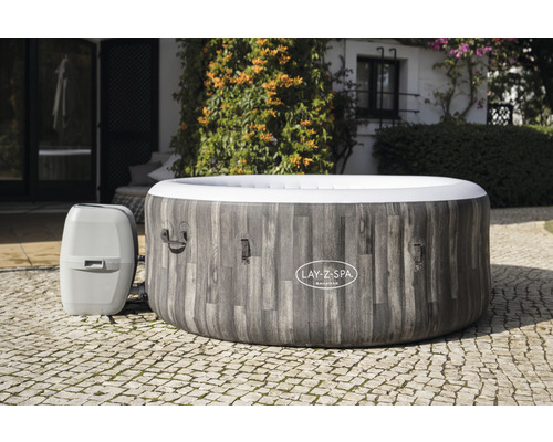 Opblaasbare Lay-Z-Spa bubbelbad met houtlook en pomp buiten