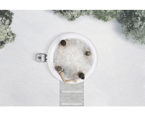 Bovenaanzicht van een opblaasbare jacuzzi met mensen en een loopbrug in de sneeuw.