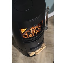 Zwarte kachel met brandhout