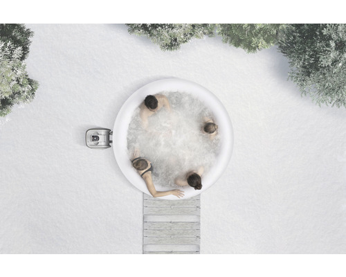 Opblaasbare whirlpool met mensen in de sneeuw