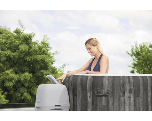 Vrouw bedient een opblaasbare jacuzzi-bediening buitenshuis