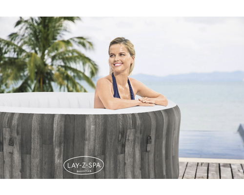 Lay-Z-Spa Bahamas opblaasbare spa met een vrouw