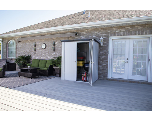 Metalen tuinkast met open deuren op een terras met tuinmeubilair