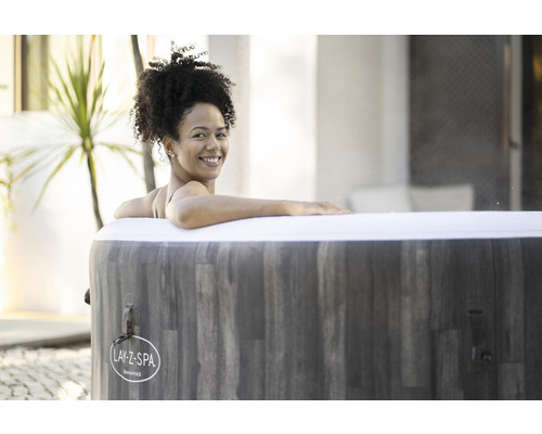 Een vrouw ontspant in de Lay-Z-Spa Bahamas whirlpool.