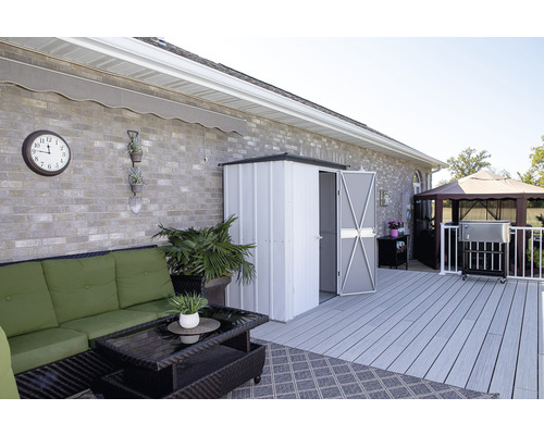 Metalen tuinhuis met openstaande dubbele deuren op een terras