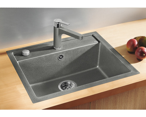 Spoelbak met kraan op houten werkblad