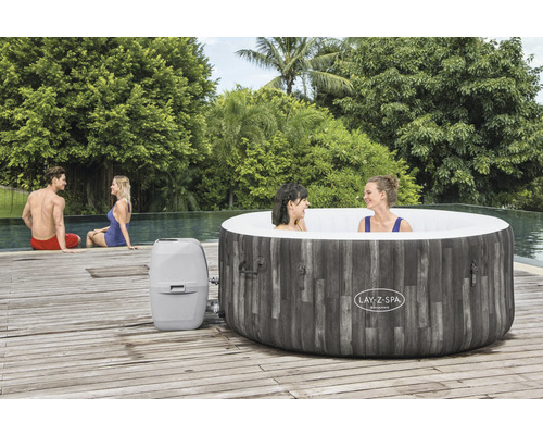 Lay-Z-Spa Bahamas whirlpool met twee vrouwen in het water en twee personen aan de rand van het zwembad