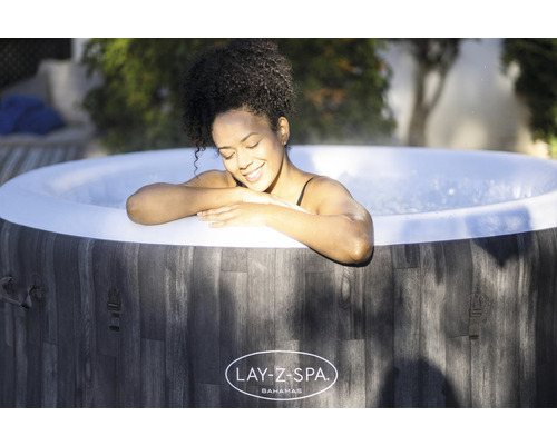 Vrouw ontspant in Lay-Z-Spa Bahamas bubbelbad