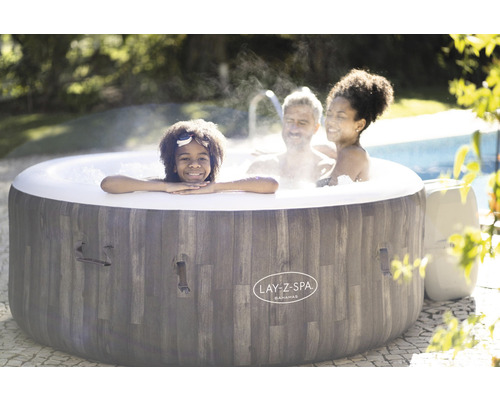 Lay-Z-Spa Bahamas bubbelbad met familie in de tuin