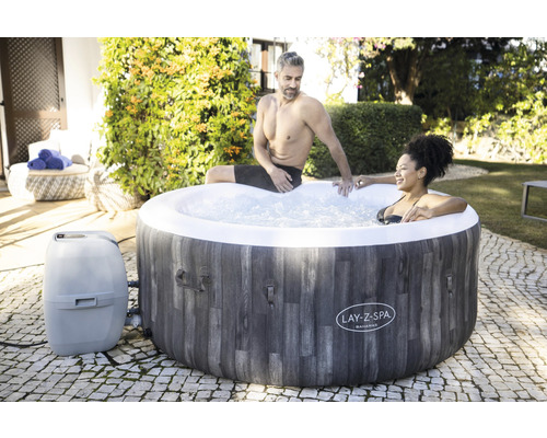 Opblaasbare Lay-Z-Spa Bahamas hot tub met twee personen in de tuin.