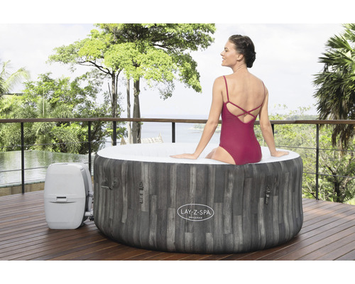 Lay-Z-Spa Bahamas bubbelbad met vrouw op houten terras