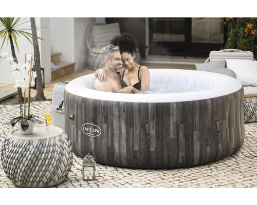 Opblaasbare Lay-Z-Spa whirlpool met houtlook en twee personen in het water