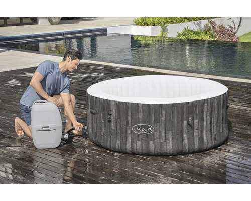 Opblaasbare Lay-Z-Spa whirlpool met pomp op een houten terras