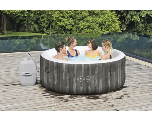 Opblaasbare Lay-Z-Spa Bahamas whirlpool met vier personen in het water