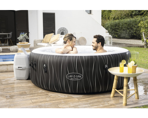 Opblaasbare Lay-Z-Spa Hollywood whirlpool met twee personen in het water