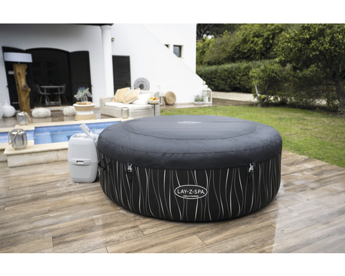 Opblaasbare Lay-Z-Spa whirlpool op een terras met een filter