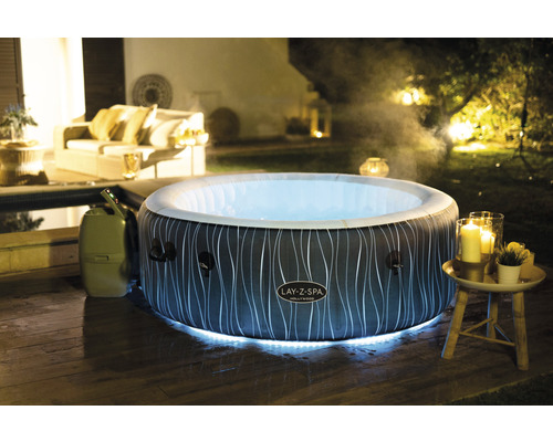 Opblaasbare Lay-Z-Spa whirlpool in de tuin met verlichting
