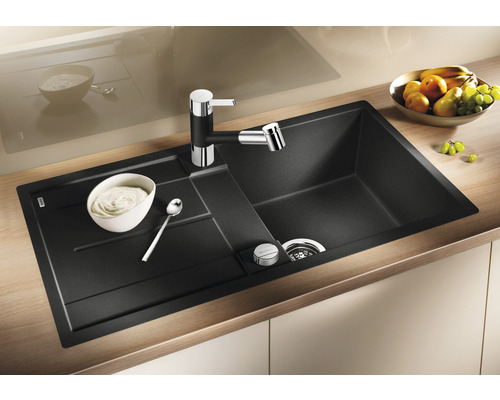 Spoelbak met afdruiprek en keukenkraan op een werkblad