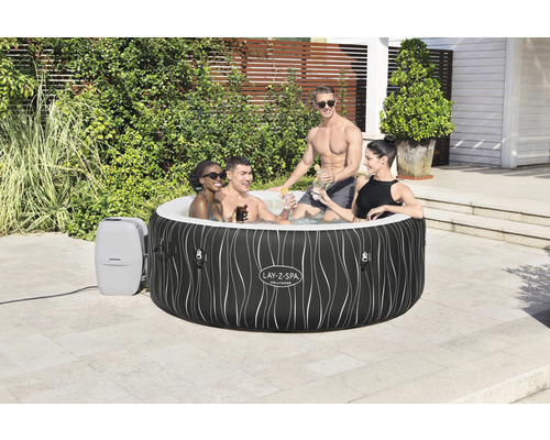 Opblaasbare Lay-Z-Spa whirlpool voor vier personen in de tuin met toebehoren