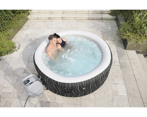 Opblaasbare jacuzzi met twee personen in de tuin