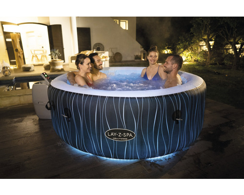 Opblaasbare Lay-Z-Spa whirlpool met mensen in de tuin