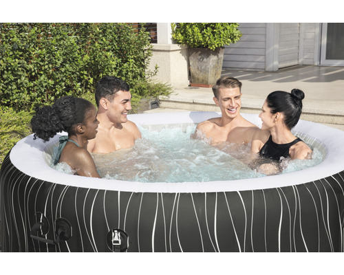 Opblaasbare whirlpool met vier personen in de tuin