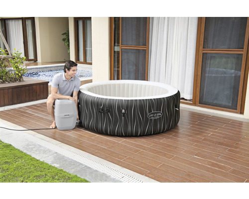 Opblaasbare Lay-Z-Spa bubbelbad met man en pomp in de tuin