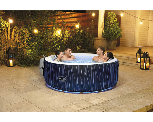 Opblaasbare Lay-Z-Spa whirlpool met vier mensen in de tuin