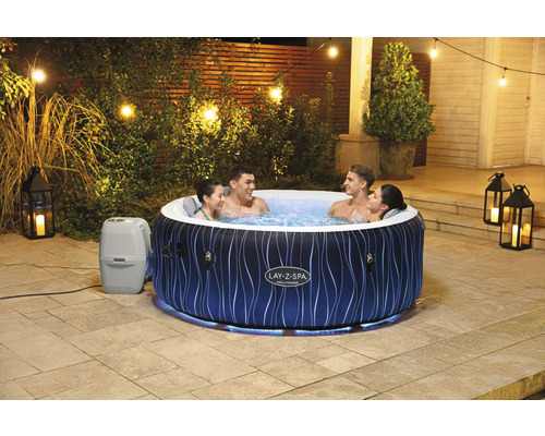 Opblaasbare Lay-Z-Spa Hollywood whirlpool met vier personen in de tuin