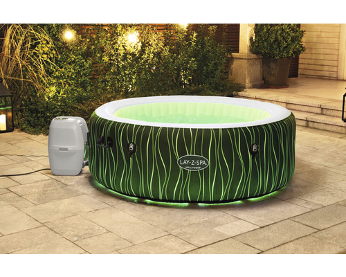 Lay-Z-Spa op een terras met verlichting en pomp