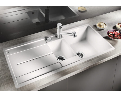 Spoelbak met afdruiprek en kraan op een aanrechtblad