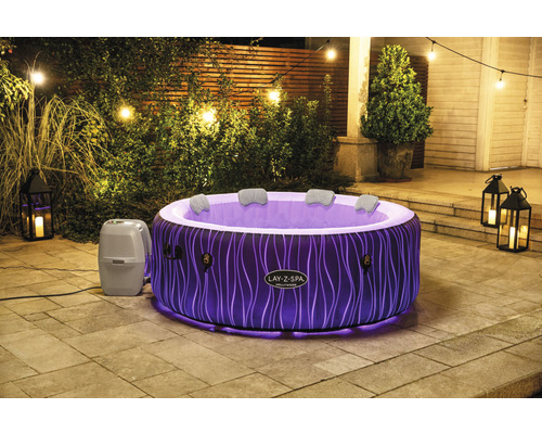 Opblaasbare Lay-Z-Spa whirlpool met pomp en vier hoofdsteunen in de tuin.
