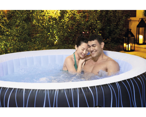 Opblaasbare jacuzzi met twee personen in de tuin