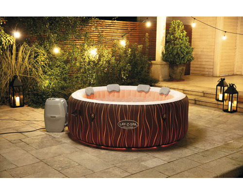 Opblaasbare hot tub met bedieningspaneel en boomdesign in de tuin