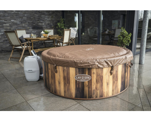 Lay-Z-Spa Helsinki bubbelbad met afdekking en filterpomp op een terras