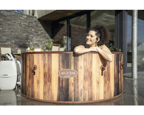 Vrouw ontspant in Lay-Z-Spa Helsinki bubbelbad op het terras