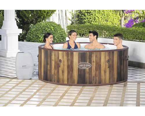 Opblaasbare Lay-Z-Spa bubbelbad met vier mensen in de tuin