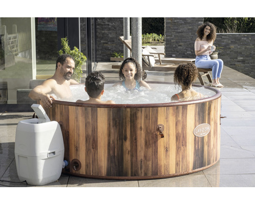 Familie ontspant in een Lay-Z-Spa bubbelbad met houtlook buitenshuis