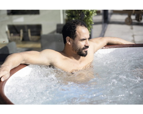 Man ontspant in een bubbelbad met bubbels