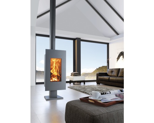 Moderne woonkamer met kachel, bank en groot raam voor een heldere, georganiseerde sfeer.