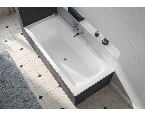 Ingebouwd ligbad in badkamer met kraan en opbergplank