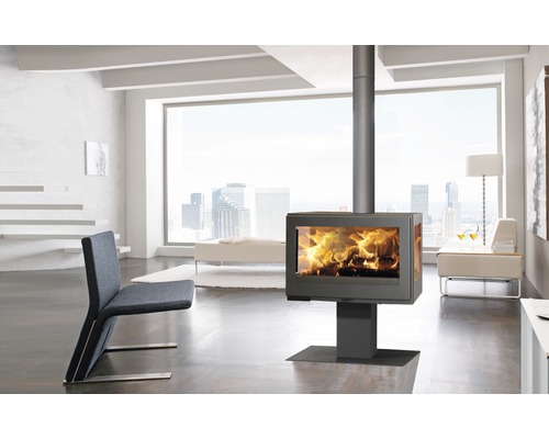 Houtkachel in moderne woonkamer met stoel en groot raam