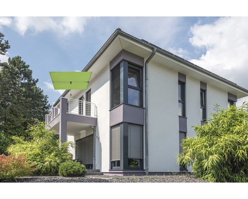 Modern huis met balkon en parasol