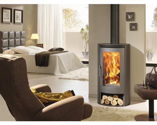 Houtkachel met brandhout in een modern ingerichte kamer