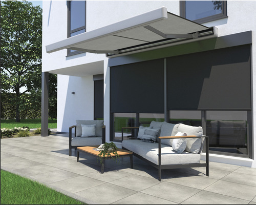 Terras met luifel, meubels en rolluiken aan een huis