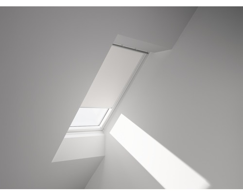 VELUX Rolgordijn verduisterend handbediend DKL C02 1025SWL wit Dakvenster met rolgordijn in een heldere ruimte.