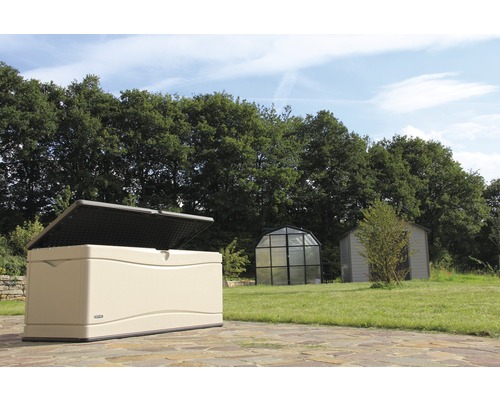 Geopende opbergbox in de tuin voor bomen