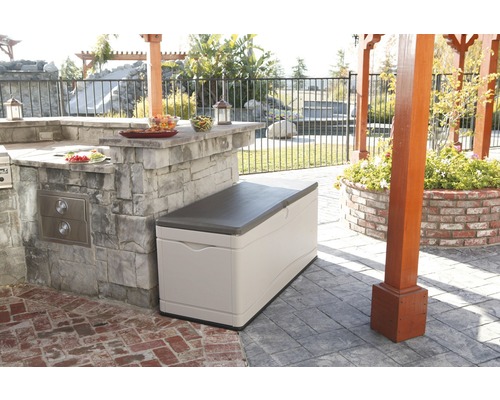 Tuinscène met opbergbox voor buiten